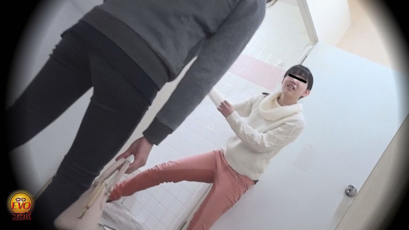 人気女子トイレ待ち尿漏らし