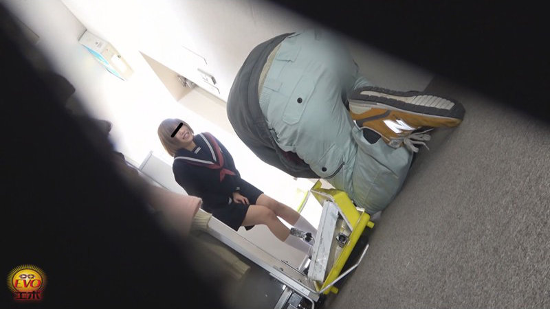 我慢限界!!足止めをくらった女学生のおしっこ漏らし3